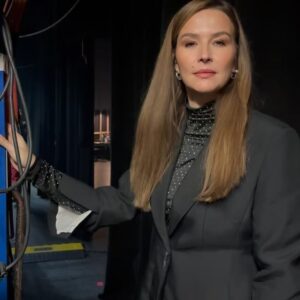 Katrin Bauerfeind Instagram - Was war das für eine Folge, bitte? Zwei Stunden vor der Aufzeichnung kam der Anruf, ob ich für Sarah ins Panel hüpfen kann.🤯
Dann feuert Klaas Zweijahresbudget an Feuerwerk raus, nachdem er singend aus nem Flugzeug gesprungen ist. Ein nackter Mann hing von der Decke, Finale wie immer und Showmaster jetzt auch wieder der Alte! Was für ein Fun Fernsehen manchmal noch sein kann! Was war das!? 😂🫶
——————
#wsmds @prosieben @jokoundklaas