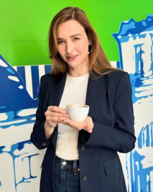 Katrin Bauerfeind Instagram - So! Jetzt isses raus! Ich mach was Neues! Etwas, das ich schon ewig machen will!!! Kitchentalk heißt das Format, weil ja bekanntlich am Küchentisch die besten Gespräche stattfinden - und in diesem Live-Podcast (live wegen Live-Publikum, aber auch Live-Stream) spreche ich mit Politiker*innen über Gott und die Welt und natürlich sie selbst. Und zwar in umgekehrter Reihenfolge, denn jenseits der politischen Fragen will man doch wissen: wer ist das eigentlich, der oder die da für uns die großen Dinge entscheidet? Haben unsere MinsterInnen Angst? Humor? Ideale? Ich arbeite mich also vor bis zur Persönlichkeit, um endlich das zu besprechen, was bei Lanz und Maischberger immer hinten rüberfällt, haha!

Link zum Hören und Schauen reiche ich nach!👍🏻

——————
@basecamp_debate @pepperstark_gmbh @linda.feller @sarahsharonkarsten @silkezeitzmakeup