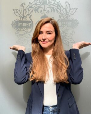 Katrin Bauerfeind Instagram - So! Jetzt isses raus! Ich mach was Neues! Etwas, das ich schon ewig machen will!!! Kitchentalk heißt das Format, weil ja bekanntlich am Küchentisch die besten Gespräche stattfinden - und in diesem Live-Podcast (live wegen Live-Publikum, aber auch Live-Stream) spreche ich mit Politiker*innen über Gott und die Welt und natürlich sie selbst. Und zwar in umgekehrter Reihenfolge, denn jenseits der politischen Fragen will man doch wissen: wer ist das eigentlich, der oder die da für uns die großen Dinge entscheidet? Haben unsere MinsterInnen Angst? Humor? Ideale? Ich arbeite mich also vor bis zur Persönlichkeit, um endlich das zu besprechen, was bei Lanz und Maischberger immer hinten rüberfällt, haha!

Link zum Hören und Schauen reiche ich nach!👍🏻

——————
@basecamp_debate @pepperstark_gmbh @linda.feller @sarahsharonkarsten @silkezeitzmakeup