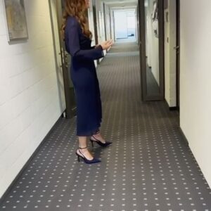 Katrin Bauerfeind Instagram - Gestern war Fescht in München bei der @blm_bayern wegen 40 Jahre privater Rundfunk - und alle waren da. Ziemlich spektakuläre Geschichte, wenn man bedenkt, dass das 1984 alles in einem Keller in Ludwigshafen angefangen hat. Jürgen Doetz hat damals moderiert und gestern nochmal erzählt, wie wild das damals war. Genau wie viele andere, die in der ersten, zweiten und dritten Stunde dabei waren.

Bei Samstag Nacht gelernt was lustig ist. Ohne Arabella und Hans Meiser hätt ich die Pubertät nicht überstanden, unzählige Male gehofft, dass Raab gewinnt und nicht der Kandidat und ich selbst hab nach dem Abi bei den RTLII News angefangen, woran man nochmal sehen kann, dass News und Nachrichten nicht zwingend dasselbe sind.😀
Schreinemakers live, ran, stern TV, GZSZ, WSMDS, Känguruhoden im Dschungel, all das hat uns doch alle nachhaltig verändert.😂

Es war sehr schön gestern zu moderieren, zurückzublicken, auf all die Highlights und zu besprechen, wie es der Privatfunk, und das Fernsehen allgemein, noch bisschen länger schaffen kann, mindestens vielleicht halt nochmal 40 Jahre!🥳

Was sind eure prägendsten Highlights?

——————
@pepperstark_gmbh 
Fotos: @linda.feller 
Make-up: @benmayerprofessional 
Kleid: @rominamann
