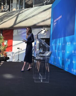 Katrin Bauerfeind Instagram - Gestern war Fescht in München bei der @blm_bayern wegen 40 Jahre privater Rundfunk - und alle waren da. Ziemlich spektakuläre Geschichte, wenn man bedenkt, dass das 1984 alles in einem Keller in Ludwigshafen angefangen hat. Jürgen Doetz hat damals moderiert und gestern nochmal erzählt, wie wild das damals war. Genau wie viele andere, die in der ersten, zweiten und dritten Stunde dabei waren.

Bei Samstag Nacht gelernt was lustig ist. Ohne Arabella und Hans Meiser hätt ich die Pubertät nicht überstanden, unzählige Male gehofft, dass Raab gewinnt und nicht der Kandidat und ich selbst hab nach dem Abi bei den RTLII News angefangen, woran man nochmal sehen kann, dass News und Nachrichten nicht zwingend dasselbe sind.😀
Schreinemakers live, ran, stern TV, GZSZ, WSMDS, Känguruhoden im Dschungel, all das hat uns doch alle nachhaltig verändert.😂

Es war sehr schön gestern zu moderieren, zurückzublicken, auf all die Highlights und zu besprechen, wie es der Privatfunk, und das Fernsehen allgemein, noch bisschen länger schaffen kann, mindestens vielleicht halt nochmal 40 Jahre!🥳

Was sind eure prägendsten Highlights?

——————
@pepperstark_gmbh 
Fotos: @linda.feller 
Make-up: @benmayerprofessional 
Kleid: @rominamann
