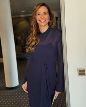 Katrin Bauerfeind Instagram - Gestern war Fescht in München bei der @blm_bayern wegen 40 Jahre privater Rundfunk - und alle waren da. Ziemlich spektakuläre Geschichte, wenn man bedenkt, dass das 1984 alles in einem Keller in Ludwigshafen angefangen hat. Jürgen Doetz hat damals moderiert und gestern nochmal erzählt, wie wild das damals war. Genau wie viele andere, die in der ersten, zweiten und dritten Stunde dabei waren.

Bei Samstag Nacht gelernt was lustig ist. Ohne Arabella und Hans Meiser hätt ich die Pubertät nicht überstanden, unzählige Male gehofft, dass Raab gewinnt und nicht der Kandidat und ich selbst hab nach dem Abi bei den RTLII News angefangen, woran man nochmal sehen kann, dass News und Nachrichten nicht zwingend dasselbe sind.😀
Schreinemakers live, ran, stern TV, GZSZ, WSMDS, Känguruhoden im Dschungel, all das hat uns doch alle nachhaltig verändert.😂

Es war sehr schön gestern zu moderieren, zurückzublicken, auf all die Highlights und zu besprechen, wie es der Privatfunk, und das Fernsehen allgemein, noch bisschen länger schaffen kann, mindestens vielleicht halt nochmal 40 Jahre!🥳

Was sind eure prägendsten Highlights?

——————
@pepperstark_gmbh 
Fotos: @linda.feller 
Make-up: @benmayerprofessional 
Kleid: @rominamann