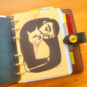 Katsura Hoshino Instagram - A6システム手帳ならばポストカードやラミネート加工した写真もピッタリ収納できますね！⁡
⁡⁡
⁡人目に晒したくないリフィルたちはポストカードを目隠しにしてクリップ留めすれば可愛く隠せます👍

推し(私はサンチョロやコロ)の写真や大好きなアーティストをコレクションしやすいのでそんな自作リフィルもバンバン作りたいですね～♡

 #kawacoyaa6 
 #kawacoya
 #kawacoyaちゃん
 #システム手帳
 #システム手帳a6