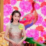 Katy Kung Instagram - 多謝 @apmhk 嘅邀請 等我可以率先喺咁靚嘅 《百花盛放孔雀園》打卡🥰 呢度真係好有新年氣氛 個個位影相都好靚 當然唔少得仲有桃花位 同埋走馬燈 我仲特登揀咗條又金又銀嘅裙 我幫我嘅造型改咗個名 叫做金銀滿屋😬 希望為大家帶嚟好運 龍年 都開開心心 身體健康 ❤️ 你哋都快啲去行下啦🌸