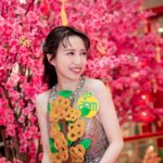 Katy Kung Instagram - 多謝 @apmhk 嘅邀請 等我可以率先喺咁靚嘅 《百花盛放孔雀園》打卡🥰 呢度真係好有新年氣氛 個個位影相都好靚 當然唔少得仲有桃花位 同埋走馬燈 我仲特登揀咗條又金又銀嘅裙 我幫我嘅造型改咗個名 叫做金銀滿屋😬 希望為大家帶嚟好運 龍年 都開開心心 身體健康 ❤️ 你哋都快啲去行下啦🌸