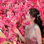 Katy Kung Instagram - 多謝 @apmhk 嘅邀請 等我可以率先喺咁靚嘅 《百花盛放孔雀園》打卡🥰 呢度真係好有新年氣氛 個個位影相都好靚 當然唔少得仲有桃花位 同埋走馬燈 我仲特登揀咗條又金又銀嘅裙 我幫我嘅造型改咗個名 叫做金銀滿屋😬 希望為大家帶嚟好運 龍年 都開開心心 身體健康 ❤️ 你哋都快啲去行下啦🌸