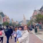 Katy Kung Instagram - 記錄返我哋迪士尼一日遊先🥰 帶佢哋去迪士尼肯俾我抱足咁耐😂😂😂 威力真係大 @hkdisneyland