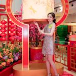 Katy Kung Instagram - 多謝 @apmhk 嘅邀請 等我可以率先喺咁靚嘅 《百花盛放孔雀園》打卡🥰 呢度真係好有新年氣氛 個個位影相都好靚 當然唔少得仲有桃花位 同埋走馬燈 我仲特登揀咗條又金又銀嘅裙 我幫我嘅造型改咗個名 叫做金銀滿屋😬 希望為大家帶嚟好運 龍年 都開開心心 身體健康 ❤️ 你哋都快啲去行下啦🌸