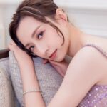 Katy Kung Instagram - 昨晚確實是感動的一個晚上 看到前輩 同事們得獎 他們的得獎感言 字字都感受到 對演員工作的那份熱愛 頒獎嘉賓亦令我們勾起 很多經典電視劇的回憶 是一晚難忘的頒獎禮 在這裡 我亦很想多謝投票給我的觀眾 我才能 成為 最佳女主角 五強和 大灣區最喜愛女主角的五強 昨晚一看到靈戲逼人片段 我眼框又紅了 雖然過了很久 可能真的太入心 太難忘 深刻 看到心還是會痛 再一次感謝喜歡靈戲逼人的朋友 希望將來你們都會記得 雲柳芳 丁一駿 這段凄美動人的愛情故事 最後 Moses 得獎 特別開心 剛剛和他拍完 企業強人 他真的是一位很好的前輩 在他身上也學到很多 感恩能成為他戲中的拍檔 2024年 答應你們 我會一如以往的努力做好自己 Make up : @henryli_makeup Hair : @suecheung Styling : @nganshuwing Gown : @abanabridal @millanova Photo : @alanwong447