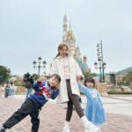 Katy Kung Instagram - 其實我都係人哋阿媽嚟㗎 不過係契媽🫣 終於放假啦 契仔契女 講咗好耐要去迪士尼 朝早已經孭住個背囊話要出發 今次同佢哋玩足全日 自己都趁機打吓卡 實在太多靚位 佢哋見到自己鍾意嘅卡通人物 真係雙眼發晒光啊 見到佢哋真係好開心 明明已經好眼瞓 都堅持 因為佢哋真係好鍾意迪士尼 💖 @hkdisneyland #MagicalYearAfterYear #HKDisneyland #奇妙年年 #香港迪士尼樂園