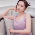 Katy Kung Instagram - 昨晚確實是感動的一個晚上 看到前輩 同事們得獎 他們的得獎感言 字字都感受到 對演員工作的那份熱愛 頒獎嘉賓亦令我們勾起 很多經典電視劇的回憶 是一晚難忘的頒獎禮 在這裡 我亦很想多謝投票給我的觀眾 我才能 成為 最佳女主角 五強和 大灣區最喜愛女主角的五強 昨晚一看到靈戲逼人片段 我眼框又紅了 雖然過了很久 可能真的太入心 太難忘 深刻 看到心還是會痛 再一次感謝喜歡靈戲逼人的朋友 希望將來你們都會記得 雲柳芳 丁一駿 這段凄美動人的愛情故事 最後 Moses 得獎 特別開心 剛剛和他拍完 企業強人 他真的是一位很好的前輩 在他身上也學到很多 感恩能成為他戲中的拍檔 2024年 答應你們 我會一如以往的努力做好自己 Make up : @henryli_makeup Hair : @suecheung Styling : @nganshuwing Gown : @abanabridal @millanova Photo : @alanwong447