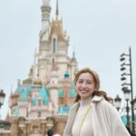 Katy Kung Instagram - 其實我都係人哋阿媽嚟㗎 不過係契媽🫣 終於放假啦 契仔契女 講咗好耐要去迪士尼 朝早已經孭住個背囊話要出發 今次同佢哋玩足全日 自己都趁機打吓卡 實在太多靚位 佢哋見到自己鍾意嘅卡通人物 真係雙眼發晒光啊 見到佢哋真係好開心 明明已經好眼瞓 都堅持 因為佢哋真係好鍾意迪士尼 💖 @hkdisneyland #MagicalYearAfterYear #HKDisneyland #奇妙年年 #香港迪士尼樂園
