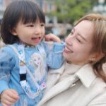Katy Kung Instagram - 其實我都係人哋阿媽嚟㗎 不過係契媽🫣 終於放假啦 契仔契女 講咗好耐要去迪士尼 朝早已經孭住個背囊話要出發 今次同佢哋玩足全日 自己都趁機打吓卡 實在太多靚位 佢哋見到自己鍾意嘅卡通人物 真係雙眼發晒光啊 見到佢哋真係好開心 明明已經好眼瞓 都堅持 因為佢哋真係好鍾意迪士尼 💖 @hkdisneyland #MagicalYearAfterYear #HKDisneyland #奇妙年年 #香港迪士尼樂園