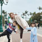 Katy Kung Instagram - 其實我都係人哋阿媽嚟㗎 不過係契媽🫣 終於放假啦 契仔契女 講咗好耐要去迪士尼 朝早已經孭住個背囊話要出發 今次同佢哋玩足全日 自己都趁機打吓卡 實在太多靚位 佢哋見到自己鍾意嘅卡通人物 真係雙眼發晒光啊 見到佢哋真係好開心 明明已經好眼瞓 都堅持 因為佢哋真係好鍾意迪士尼 💖 @hkdisneyland #MagicalYearAfterYear #HKDisneyland #奇妙年年 #香港迪士尼樂園