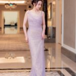 Katy Kung Instagram - 昨晚確實是感動的一個晚上 看到前輩 同事們得獎 他們的得獎感言 字字都感受到 對演員工作的那份熱愛 頒獎嘉賓亦令我們勾起 很多經典電視劇的回憶 是一晚難忘的頒獎禮 在這裡 我亦很想多謝投票給我的觀眾 我才能 成為 最佳女主角 五強和 大灣區最喜愛女主角的五強 昨晚一看到靈戲逼人片段 我眼框又紅了 雖然過了很久 可能真的太入心 太難忘 深刻 看到心還是會痛 再一次感謝喜歡靈戲逼人的朋友 希望將來你們都會記得 雲柳芳 丁一駿 這段凄美動人的愛情故事 最後 Moses 得獎 特別開心 剛剛和他拍完 企業強人 他真的是一位很好的前輩 在他身上也學到很多 感恩能成為他戲中的拍檔 2024年 答應你們 我會一如以往的努力做好自己 Make up : @henryli_makeup Hair : @suecheung Styling : @nganshuwing Gown : @abanabridal @millanova Photo : @alanwong447