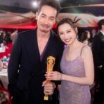 Katy Kung Instagram - 昨晚確實是感動的一個晚上 看到前輩 同事們得獎 他們的得獎感言 字字都感受到 對演員工作的那份熱愛 頒獎嘉賓亦令我們勾起 很多經典電視劇的回憶 是一晚難忘的頒獎禮 在這裡 我亦很想多謝投票給我的觀眾 我才能 成為 最佳女主角 五強和 大灣區最喜愛女主角的五強 昨晚一看到靈戲逼人片段 我眼框又紅了 雖然過了很久 可能真的太入心 太難忘 深刻 看到心還是會痛 再一次感謝喜歡靈戲逼人的朋友 希望將來你們都會記得 雲柳芳 丁一駿 這段凄美動人的愛情故事 最後 Moses 得獎 特別開心 剛剛和他拍完 企業強人 他真的是一位很好的前輩 在他身上也學到很多 感恩能成為他戲中的拍檔 2024年 答應你們 我會一如以往的努力做好自己 Make up : @henryli_makeup Hair : @suecheung Styling : @nganshuwing Gown : @abanabridal @millanova Photo : @alanwong447