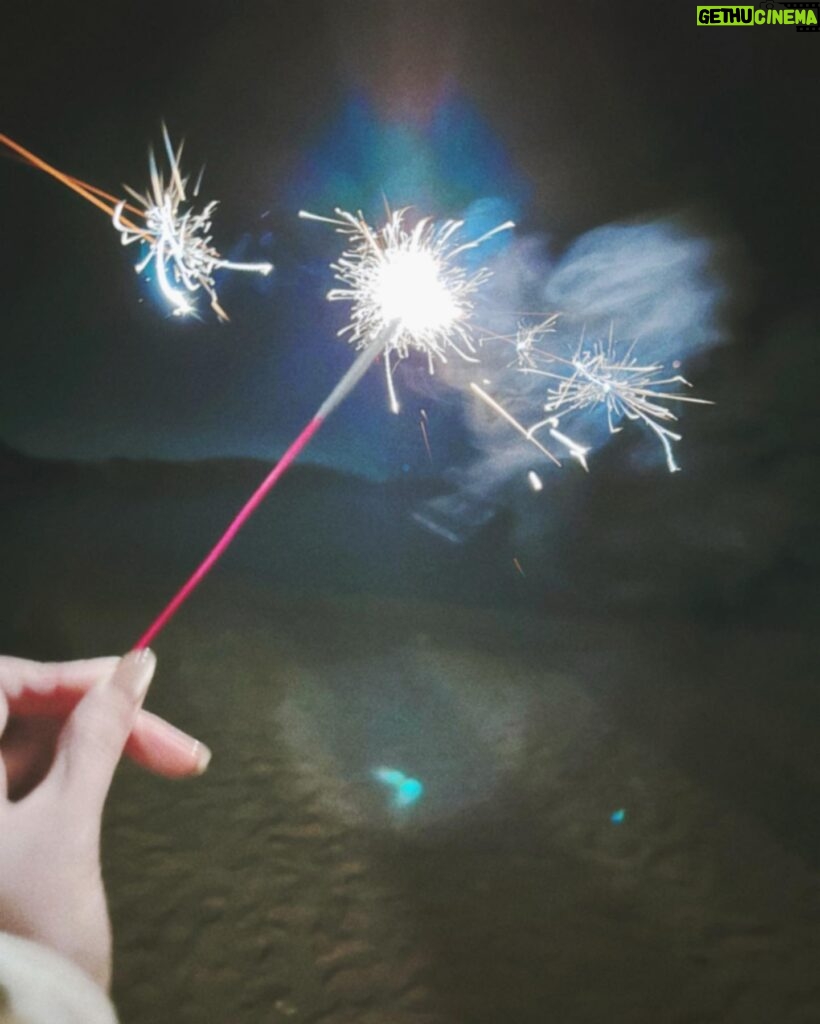 Katy Kung Instagram - Let sparks fly 🎆 多謝咁多位 好盡力咁 幫我影低放煙花嘅相 🥰🥰🥰