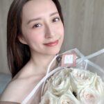 Katy Kung Instagram - 好朋友同我講 最愛你嘅 永遠係你自己 一定要先愛自己 才懂得愛別人 White O’Hara Rose 🤍 我真係好鍾意呢款玫瑰 @maisonmfloral