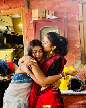 Kaushambi Chakraborty Instagram - Etodin onyoder sobar jonyo AIBUROBHAT plan korechhi, khaiyechhi..Arr aaj naki amar AIBUROBHAT dilo sobbai mile!!❤️ Eta shotti ekta onyorokom onubhuti😇 Thank you so muchhhhh my PHULKI team! Love you all😍❤️