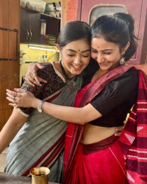 Kaushambi Chakraborty Instagram - Etodin onyoder sobar jonyo AIBUROBHAT plan korechhi, khaiyechhi..Arr aaj naki amar AIBUROBHAT dilo sobbai mile!!❤️ Eta shotti ekta onyorokom onubhuti😇 Thank you so muchhhhh my PHULKI team! Love you all😍❤️