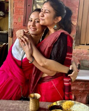 Kaushambi Chakraborty Instagram - Etodin onyoder sobar jonyo AIBUROBHAT plan korechhi, khaiyechhi..Arr aaj naki amar AIBUROBHAT dilo sobbai mile!!❤️ Eta shotti ekta onyorokom onubhuti😇 Thank you so muchhhhh my PHULKI team! Love you all😍❤️