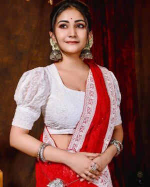 Kaushambi Chakraborty Instagram - Every woman is unique, just like the drapes of a saree. Embrace your individuality and rock that saree🌟🫶🏻

Designer- @mr.rahul62903 
Photographer- @suhasishpachal 
Shoot organized by - @olen_fashion.90
