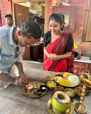 Kaushambi Chakraborty Instagram - Etodin onyoder sobar jonyo AIBUROBHAT plan korechhi, khaiyechhi..Arr aaj naki amar AIBUROBHAT dilo sobbai mile!!❤️ Eta shotti ekta onyorokom onubhuti😇 Thank you so muchhhhh my PHULKI team! Love you all😍❤️