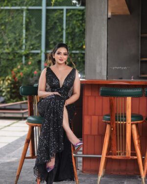 Kaustubha Mani Instagram - Cinderella never asked for a prince 🫅 🍷💫 ….
#artist #actress #angel #artistsoninstagram #beautyliesintheeyesofthebeholder #borntoshine #black #dress #eyes #elegance #explore #fashionista #style #goodvibes #glow #hairstyles #instagram #instagood #instamood #gown #love #makeup #outfitoftheday #photography #photoshoot #queen #attitude #trending #vibes 
.
.
.
.
.
.
DOP @goldsphotographhy 
MUA @makeoverby_sowmyamanjunath 
Hairdo @shubahemanth 
Outfit @aakarshana_outfits