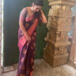 Kaustubha Mani Instagram - Always a pleasure… #actor #acessorios #hairstyle #saree #ethnicity #smile #family #dad #mom #wedding #happyvibes #positivity #kannadaactress . . . Hairdo @makeoverbymanjulasonu