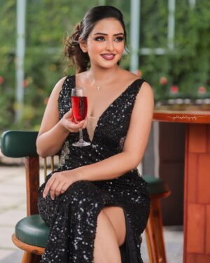 Kaustubha Mani Instagram - Cinderella never asked for a prince 🫅 🍷💫 ….
#artist #actress #angel #artistsoninstagram #beautyliesintheeyesofthebeholder #borntoshine #black #dress #eyes #elegance #explore #fashionista #style #goodvibes #glow #hairstyles #instagram #instagood #instamood #gown #love #makeup #outfitoftheday #photography #photoshoot #queen #attitude #trending #vibes 
.
.
.
.
.
.
DOP @goldsphotographhy 
MUA @makeoverby_sowmyamanjunath 
Hairdo @shubahemanth 
Outfit @aakarshana_outfits