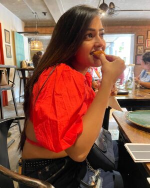 Kaustubha Mani Instagram - ‘Care to share’ or ‘Share to care’ ?😉 #artist #actor #blessed #brunch #comment #celebrate #celebratelife #chocolate #colorful #dress #eyes #explore #enjoy #fashion #food #foryou #hairgoals #happyface #instagram #instagood #instadaily #jeans #jewelry #keepgoing #love #live #magic #nofilter #ootd #optimism  Pc @hiranmayiiiii