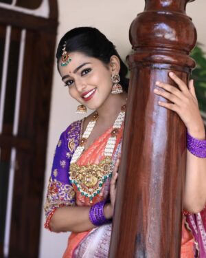 Kaustubha Mani Instagram - Desi vibes are on ! 
#artist #desi #indianwedding #makeup #smile #accessories 
.
.
Outfit @classy_renthouse 
Jewellery @beautybox_rent_house_bangalore
