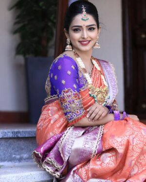 Kaustubha Mani Instagram - Desi vibes are on ! 
#artist #desi #indianwedding #makeup #smile #accessories 
.
.
Outfit @classy_renthouse 
Jewellery @beautybox_rent_house_bangalore