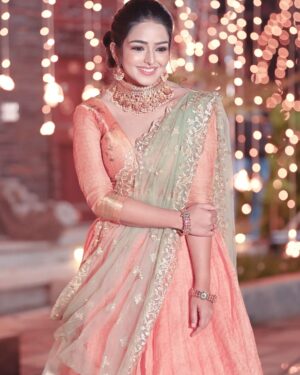 Kaustubha Mani Instagram - Desi vibes are on ! 
#artist #desi #indianwedding #makeup #smile #accessories 
.
.
Outfit @classy_renthouse 
Jewellery @beautybox_rent_house_bangalore
