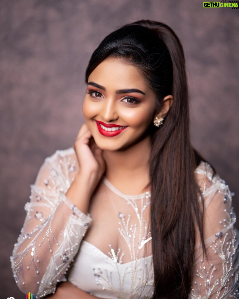 Kaustubha Mani Instagram - Inframe Actress : @kaustubha_mani_official 😍 Picture Courtesy : @rainbow_photography_official MUA : @makeup.by.kushi Outfit By : @rentyourlook_by_chandangowda @stylescribebypooja Clicked by : @kiran_shivaraj_ . . . . . . . #portrait #portraitphotography #moodyports #pursuitofportraits #agameoftones #portrait_ig #dailyportrait #picturesofindia #indiapictures #India #bongbeauties #bonglovers #fashion #saree #lightroommasters #photoshop #retouching #vamana #dhanveer