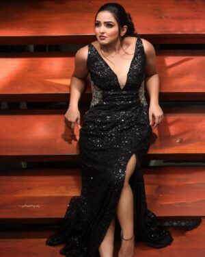 Kaustubha Mani Instagram - Cinderella never asked for a prince 🫅 🍷💫 ….
#artist #actress #angel #artistsoninstagram #beautyliesintheeyesofthebeholder #borntoshine #black #dress #eyes #elegance #explore #fashionista #style #goodvibes #glow #hairstyles #instagram #instagood #instamood #gown #love #makeup #outfitoftheday #photography #photoshoot #queen #attitude #trending #vibes 
.
.
.
.
.
.
DOP @goldsphotographhy 
MUA @makeoverby_sowmyamanjunath 
Hairdo @shubahemanth 
Outfit @aakarshana_outfits