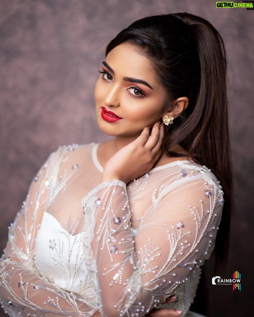 Kaustubha Mani Instagram - Inframe Actress : @kaustubha_mani_official 😍 Picture Courtesy : @rainbow_photography_official MUA : @makeup.by.kushi Outfit By : @rentyourlook_by_chandangowda @stylescribebypooja Clicked by : @kiran_shivaraj_ . . . . . . . #portrait #portraitphotography #moodyports #pursuitofportraits #agameoftones #portrait_ig #dailyportrait #picturesofindia #indiapictures #India #bongbeauties #bonglovers #fashion #saree #lightroommasters #photoshop #retouching #vamana #dhanveer