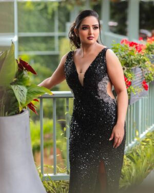 Kaustubha Mani Instagram - Cinderella never asked for a prince 🫅 🍷💫 ….
#artist #actress #angel #artistsoninstagram #beautyliesintheeyesofthebeholder #borntoshine #black #dress #eyes #elegance #explore #fashionista #style #goodvibes #glow #hairstyles #instagram #instagood #instamood #gown #love #makeup #outfitoftheday #photography #photoshoot #queen #attitude #trending #vibes 
.
.
.
.
.
.
DOP @goldsphotographhy 
MUA @makeoverby_sowmyamanjunath 
Hairdo @shubahemanth 
Outfit @aakarshana_outfits