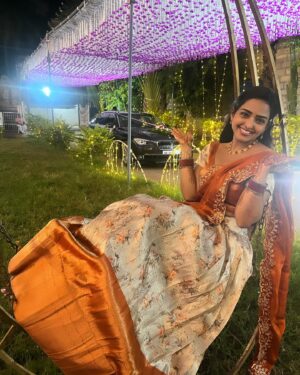 Kaustubha Mani Instagram - Flawed yet authentic…

#wedding #family #smile #happyvibes #ethnic #makeup #hairgoals #love #live #grow #glow #blessed #eyes #orange #authentic #flawed