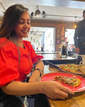 Kaustubha Mani Instagram - ‘Care to share’ or ‘Share to care’ ?😉 #artist #actor #blessed #brunch #comment #celebrate #celebratelife #chocolate #colorful #dress #eyes #explore #enjoy #fashion #food #foryou #hairgoals #happyface #instagram #instagood #instadaily #jeans #jewelry #keepgoing #love #live #magic #nofilter #ootd #optimism  Pc @hiranmayiiiii