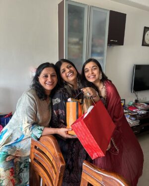 Kavita Seth Instagram - Apne bachchon ki khushiyon me khush aur apni maa ki aankhon me khushi dekh kar khush #aisi hoti hai maa.  HAPPPPY MOTHERS DAY