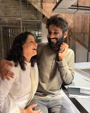 Kavita Seth Instagram - Apne bachchon ki khushiyon me khush aur apni maa ki aankhon me khushi dekh kar khush #aisi hoti hai maa.  HAPPPPY MOTHERS DAY