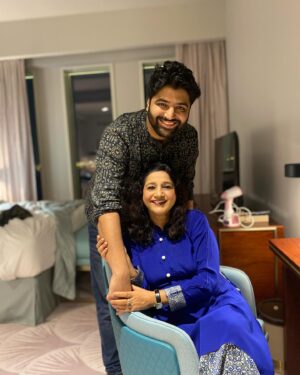 Kavita Seth Instagram - Apne bachchon ki khushiyon me khush aur apni maa ki aankhon me khushi dekh kar khush #aisi hoti hai maa.  HAPPPPY MOTHERS DAY