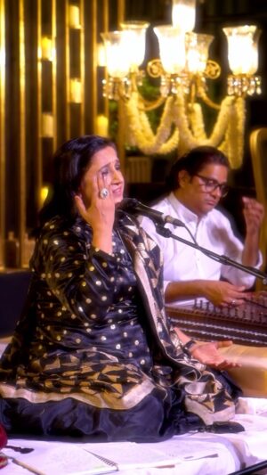 Kavita Seth Instagram - IBTIDA Ek Mehfil - A night of mellifluous magic! 

Looking back at the enchanting performance by the legendary @sethkavita. 

Her voice, her stage presence, and her passion for music left our guests in awe - We are still under her spell!

#MembersOnly

#TheSeen #IbtidaEkMehfil #KavitaSeth #Music #Sufi #Ghazal #Baithak #IndianMusic #LiveMusic #LiveEvents #Entertainment #Reels #Reelstagram #ClubJolies #Jolies