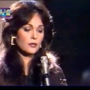 Kavita Seth Instagram - Kavita Seth has released a stunning rendition of Musarrat Nazir's "Gulshan Ki Baharon Mein," originally composed by Nisar Bazmi. Although Musarrat was predominantly celebrated for her Punjabi songs, her Urdu songs and ghazals also received equal admiration from those who have ears for music. This song is from "meri pasand" by Musarrat. I had been gatekeeping this song for years but then so glad to see Kavita singing it.
Kavita, renowned for her soulful performances of all the ghazals in "A Suitable Boy" for Tabu's character Saeeda Bai, does seleced numbers but always leaves an impression.
Remember the songs "Yara Tere Sadqay" and "Oh Re Manwa" ? Those are by @sethkavita as well. Such a stunning voice!

.
.
.
#Ghazal #Queen #musarratnazeer #kavitaseth #sadiqsaleem