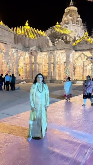Kavita Seth Instagram - Kundalpur jain mandir , Adinath Bhagwan ki adbhut pratima k darshan , bahot hi anand daayak raha kal ka karyakram bhi aur darshan bhi