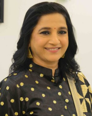 Kavita Seth Instagram - Achchha khasa baithe baithe gum ho jaati hoon, ab main aksar main nahi rehti, tum ho jati hoon