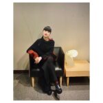 Kavka Shishido Instagram - . . 昨夜は「新美の巨人たち」 磯崎新 モンローチェアの回 ご覧頂けましたでしょうかー . . 工場見学はいつだってワクワクする . 美しい曲線を作り出す 丁寧なもの作りの現場を堪能出来て 幸せでした . . 【衣装】 Knit,jumpsuit @isseymiyakeofficial earring,ring @lanaswans_official