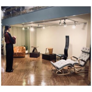 Kavka Shishido Instagram - .
.
昨夜は「新美の巨人たち」
磯崎新 モンローチェアの回
ご覧頂けましたでしょうかー
.
.
工場見学はいつだってワクワクする
.
美しい曲線を作り出す
丁寧なもの作りの現場を堪能出来て
幸せでした
.
.
【衣装】
Knit,jumpsuit @isseymiyakeofficial
earring,ring @lanaswans_official