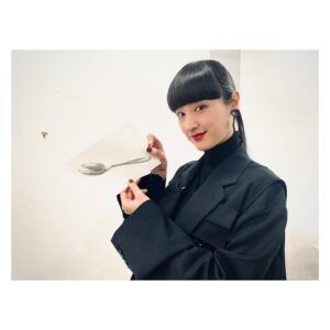 Kavka Shishido Instagram - .
.
昨夜は新・美の巨人たち
.
鉛筆画を学びに
雪降る富山まで行って参りました
.
写真のような鉛筆画
見る距離によって印象が変わる事
そして緻密な作業と集中力
.
今回も色々と知る事が出来て楽しかったです
.
.
お世話になった古谷振一先生 @shtt4881 
私の絵まで描いてくださり
有難うございます！
.
.
【衣装】
jacket,vest,pants,coat @ssstein_design
earring,ring @abiste_official
.
tops,shirt,pants @ssstein_design
hat @heads.tokyo
